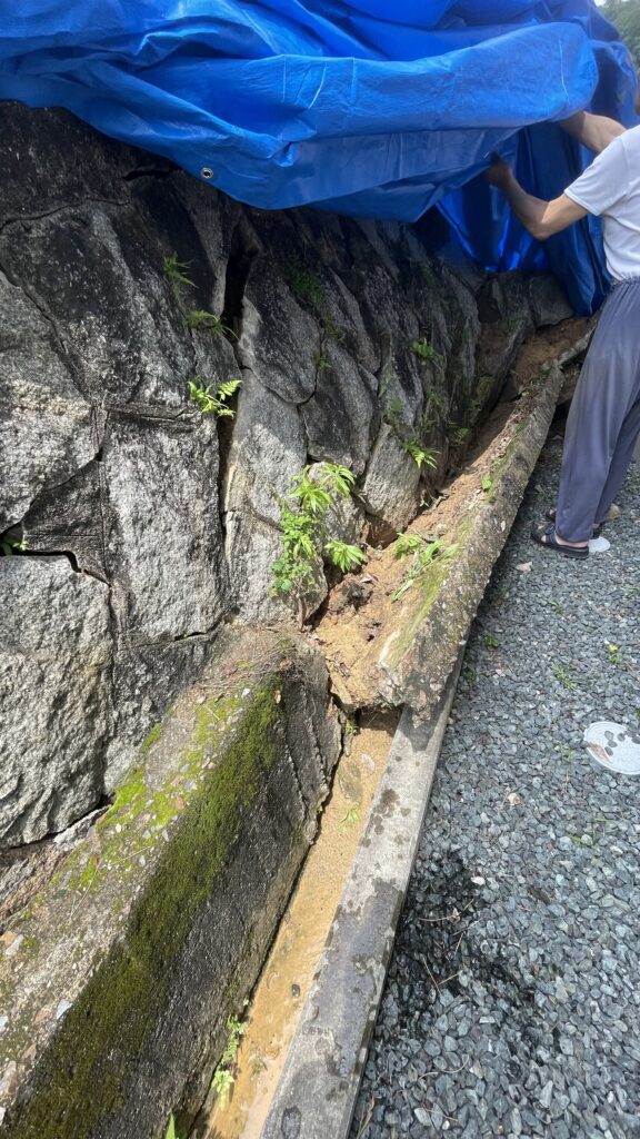 敷地の崖崩れ