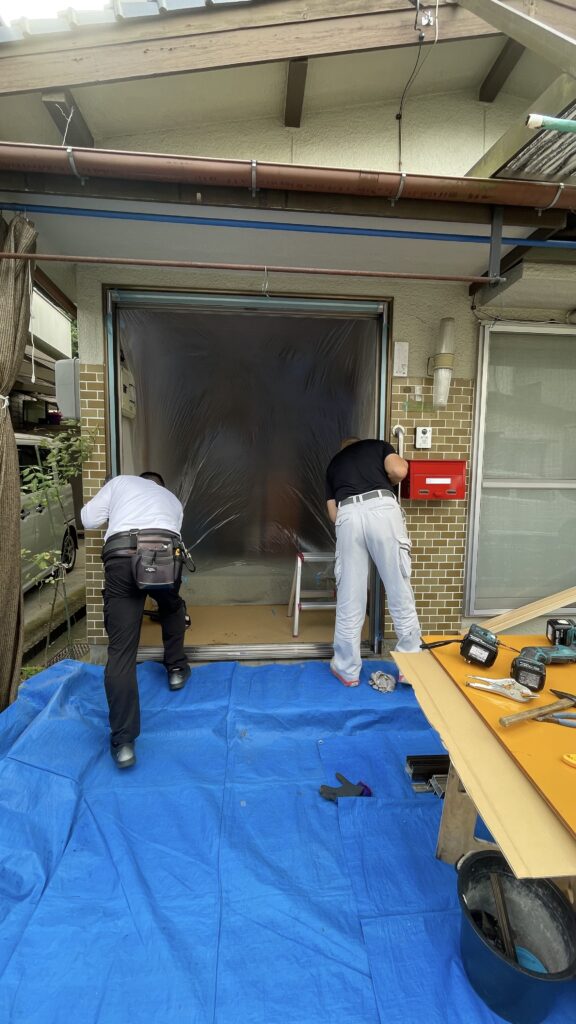 住みながら玄関ドアリフォーム施工中