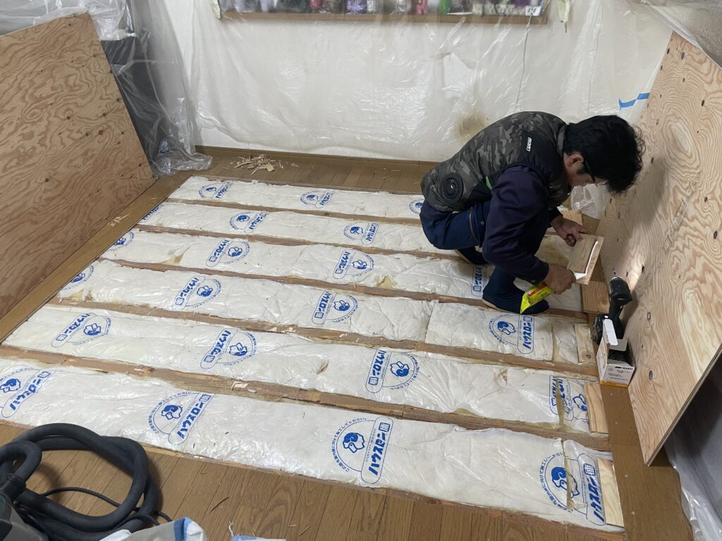 既存フロアと補強下地の段差を無くし、動きもなしく連結固定させること。