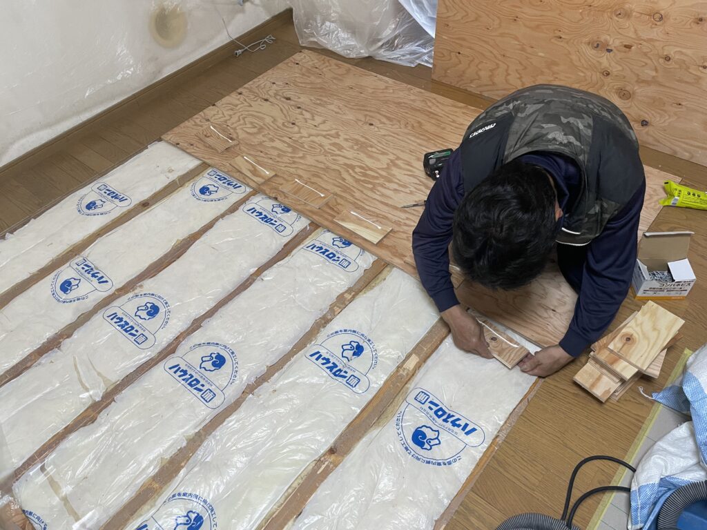 新規補強合板どうしの動きもなくし固定させる下地。