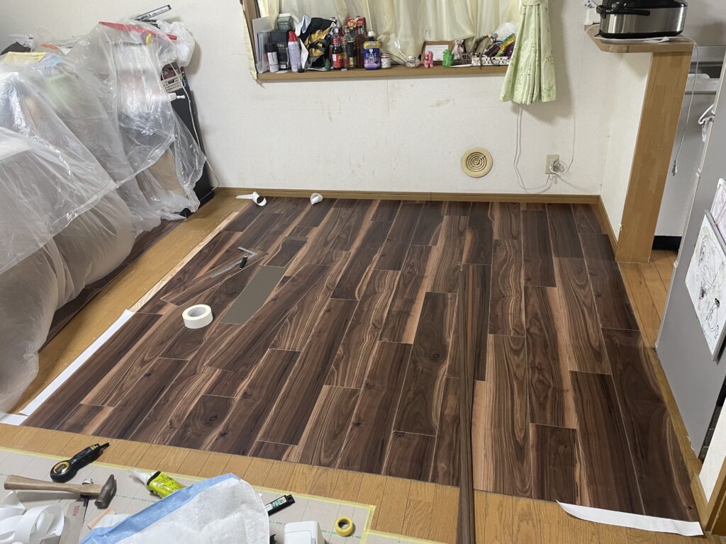貼り仕舞いは下地の境目を跨ぐように。