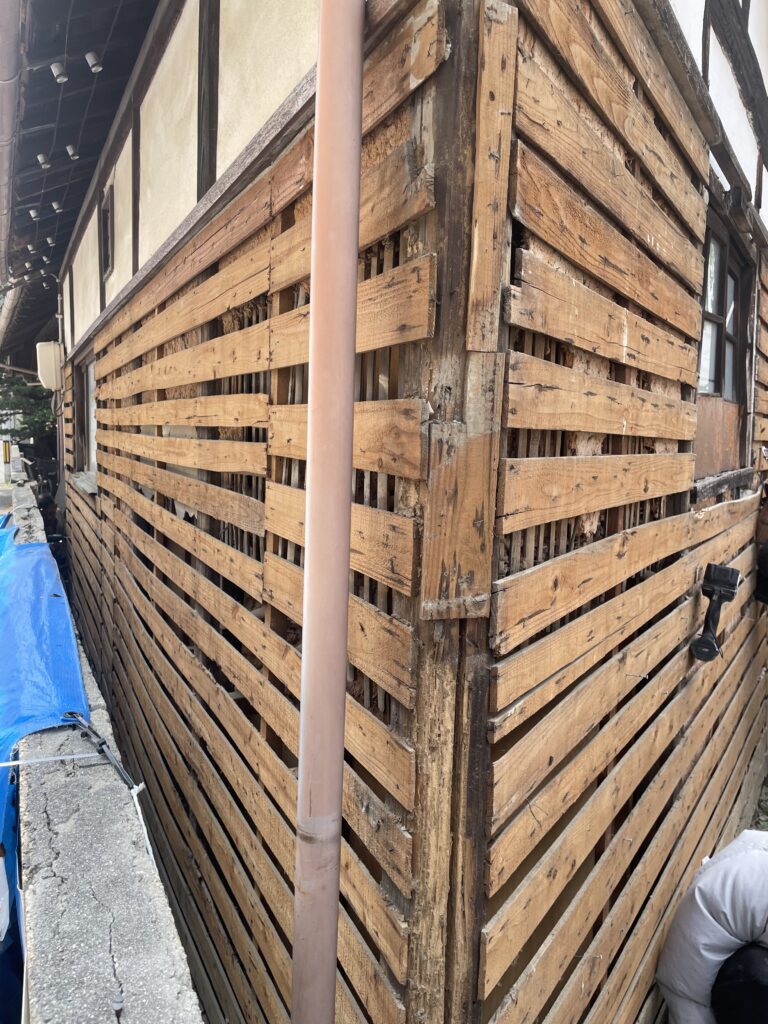 剥離したモルタル外壁を撤去して下地補強前